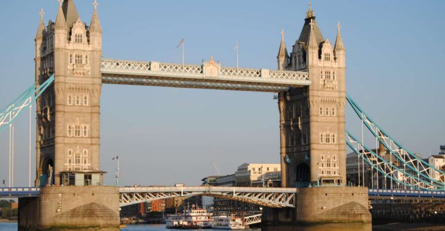 3-Hour City of London Walking Tour - Meeting at 10:00 and using a double-decker to set the pace