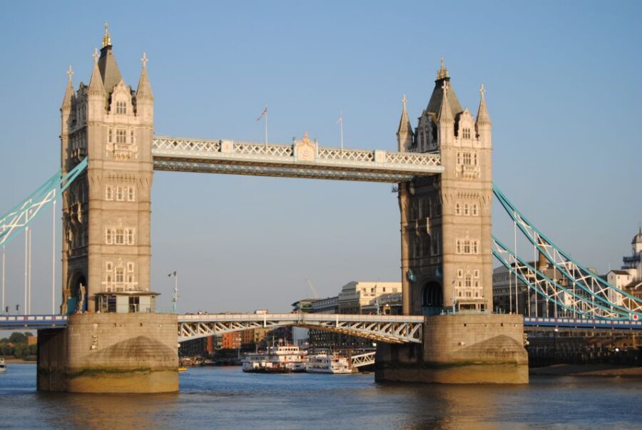 3-Hour City of London Walking Tour - Strand and Fleet Street: the street-level story of news and power