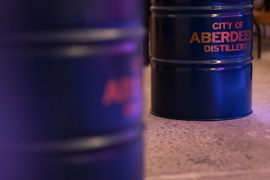 Aberdeen: Gin Distillery Discovery Tour with Welcome Drink - The gin-making lesson: 100+ botanicals and how to think like a maker