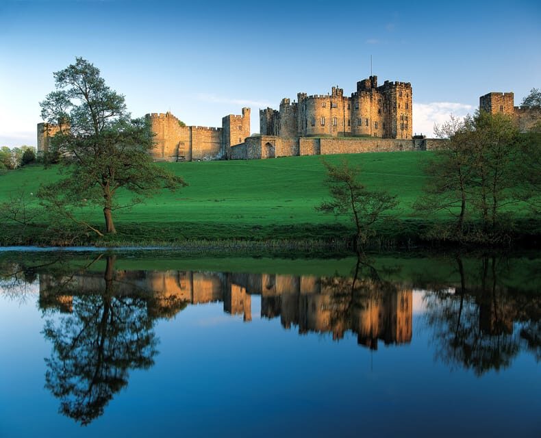 Alnwick: Alnwick Castle Ticket - Walking, parking, food, and small-group comfort