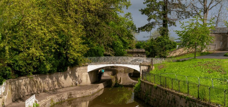Bath : 2 Hour Historic Walking Tour With An App - Roman Baths and Bath Abbey: where Bath’s past feels physical