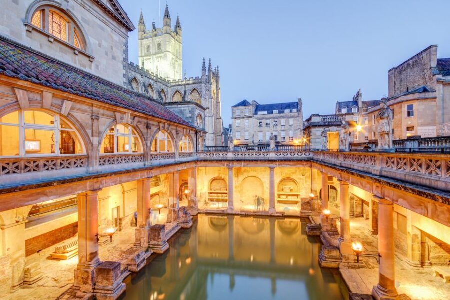 Bath: Guided Ghost Tour - The haunted route: Bath Abbey, Queens Square, Theatre Royal, and Victoria Park