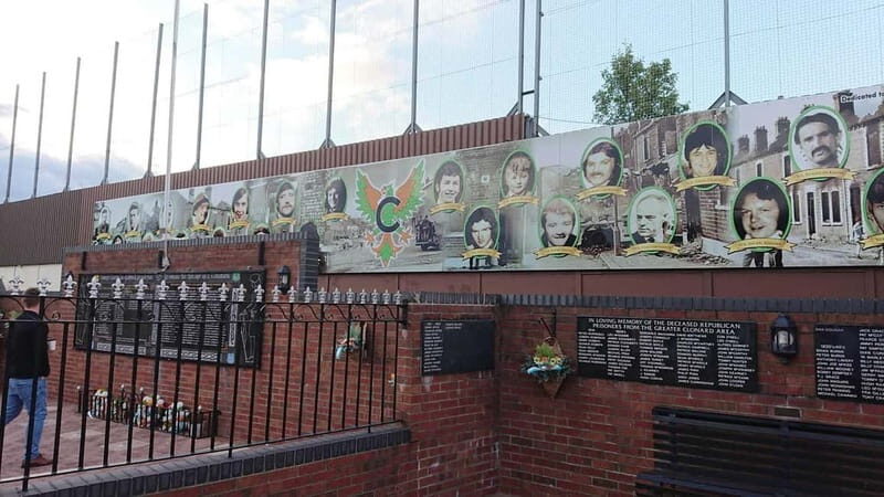Belfast: Famous Black Taxi Tour - A 90-minute Belfast Troubles story in a real taxi