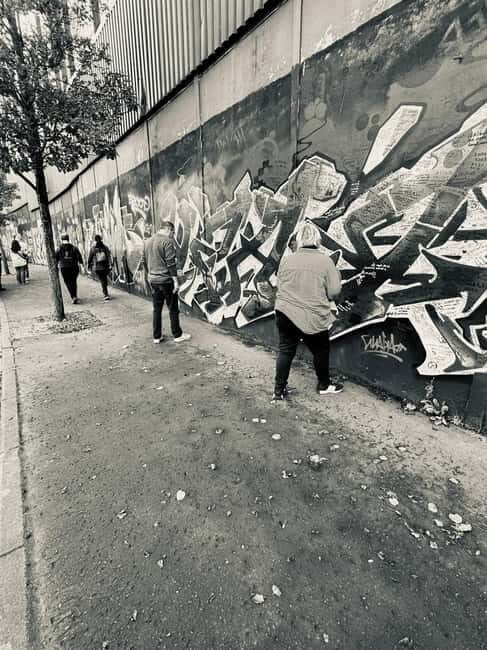 Belfast: Peacewall and Political History Black Taxi Cab Tour - Your 1.5-hour route: Shankill to Falls with Peace Wall in between
