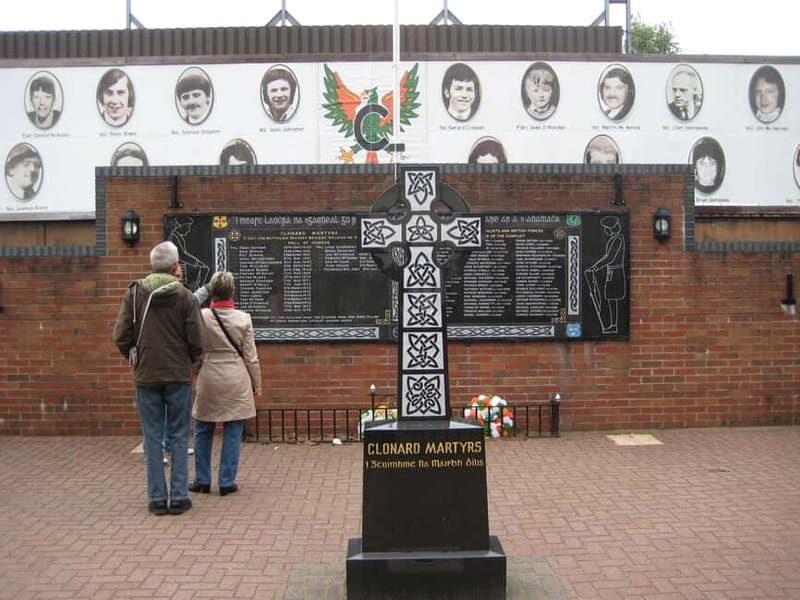Belfast: Private Black Taxi Cab Political Murals Tour - Peace Walls: Signing the Line Between Loyalist and Republican Areas