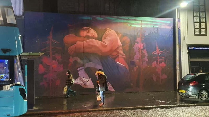 Belfast : Pub Music , Street Art Experience Walking Tour - Iconic Belfast pubs you pass: The Crown Liquor Saloon, Robinsons, and the Dirty Onion