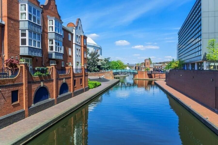 Birmingham : Must-see Attractions Private Walking Tour - Roundhouse Birmingham: canal-side stories you can see right away