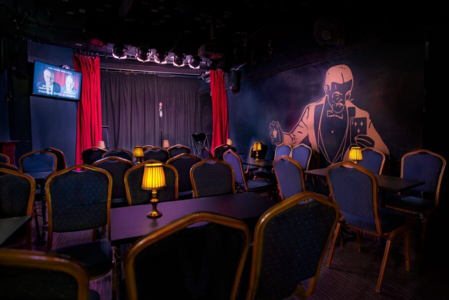 Bristol: The House Magicians Comedy and Magic Show - Arriving early: bar time, the party mood, and getting settled