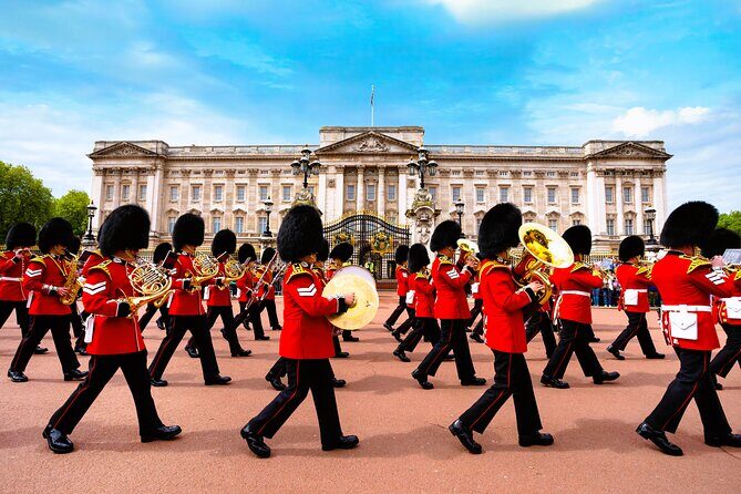 Buckingham Palace Entrance Ticket & Changing of the Guard Tour - From palace gates to the State Rooms: how the self-guided part really works