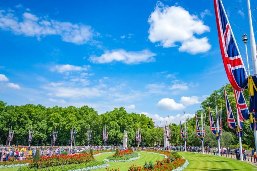Buckingham Palace Exterior and Royal History Private Tour - Trafalgar Square to Admiralty Arch: Royal Landmarks as Direction, Not Detours