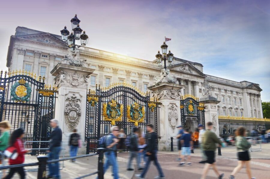 Buckingham Palace Visit and Changing of the Guard Tour - Palace Gardens: a break that adds meaning