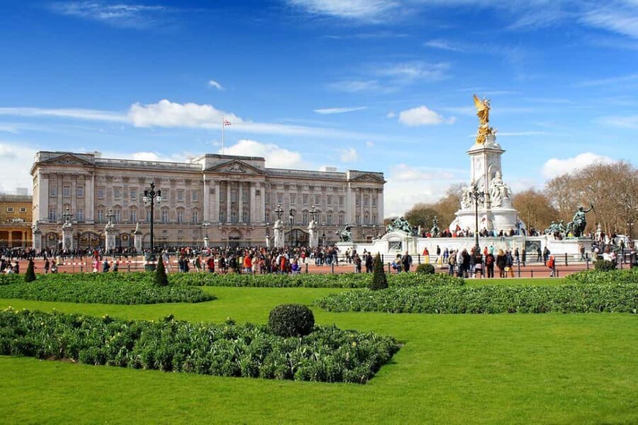Bundle: British Museum-Changing of the Guard-Jack the Ripper - British Museum (14:00–16:00): headset storytelling inside a museum that’s too big to wing