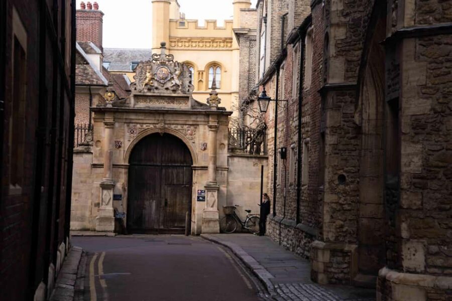 Cambridge: Alumni-led Ghost Tour - Starting at King’s College or Cambridge Alumni Tours: Your First Story Moment