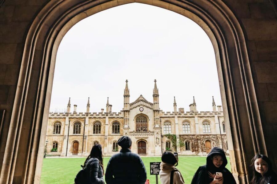 Cambridge: Alumni-led Walking Tour w/opt King's Chapel - Meeting at King’s College Main Gate: start point that makes sense