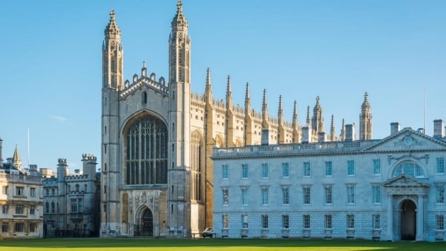Cambridge: City Walking Tour & Exploration Game - Daylight timing, start flexibility, and when you should play
