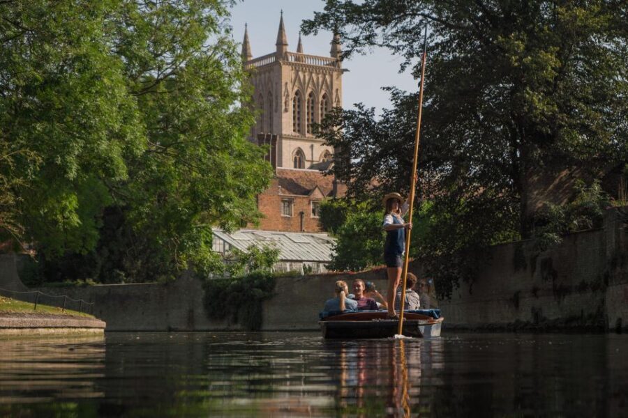 Cambridge: Guided Shared River Punting Tour - Punt Under the Bridge of Sighs at St John’s