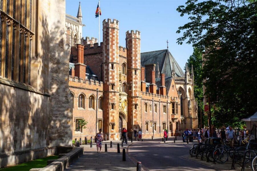 Cambridge: University Alumni Tour with Kings College Option - Starting in the city center: setting a timeline before you see the buildings