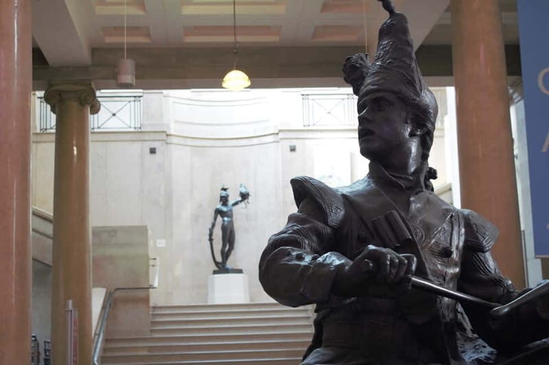 Cardiff: Doctor Who Walking Tour - Starting at Cardiff Castle: the fast way to get oriented