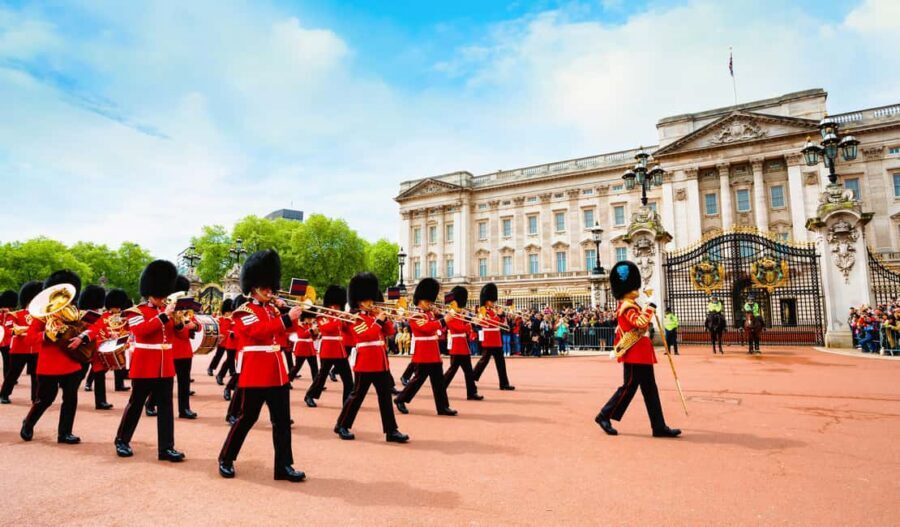 Changing of Guards, Tower of London, Beefeaters & Cruise - Meeting at Duke of York Column: your easiest way to start strong