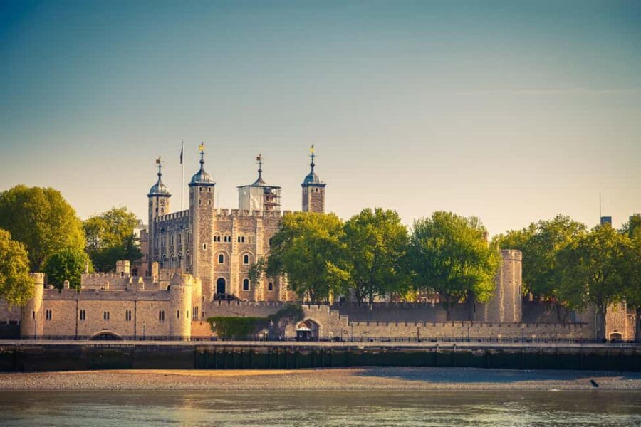 Changing of Guards, Tower of London, Beefeaters & Cruise - The 15-minute Beefeater Meet & Greet: short, personal, and actually memorable