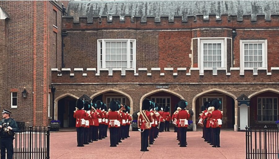 Changing of the Guard at Buckingham Palace - A smarter way to enjoy the Changing of the Guard