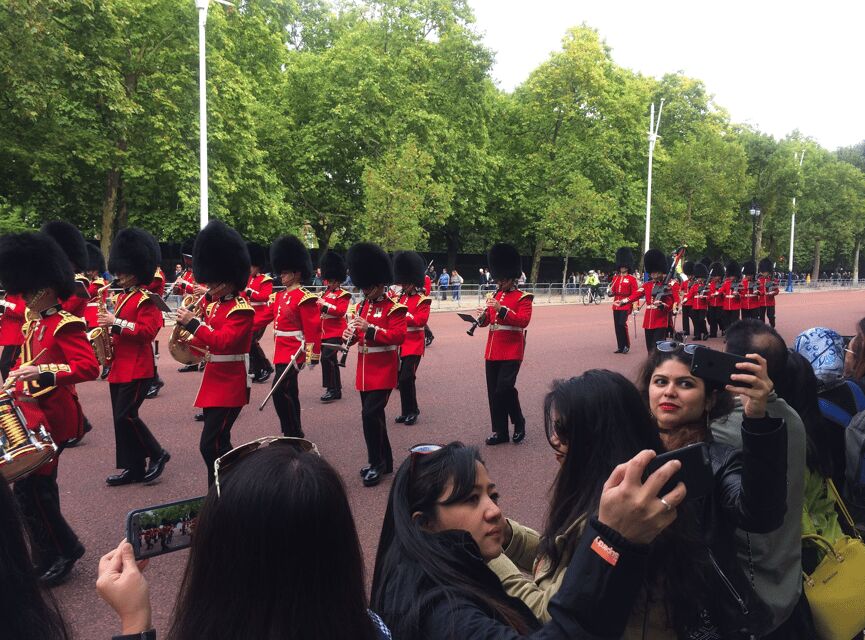 Changing of the Guard at Buckingham Palace - Crowds and timing: how this tour helps you beat the worst of it