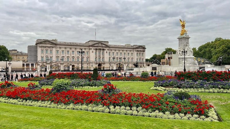 Changing of the Guard at Buckingham Palace Walking Tour - Regiments, uniforms, drums, drill: what the guide helps you notice
