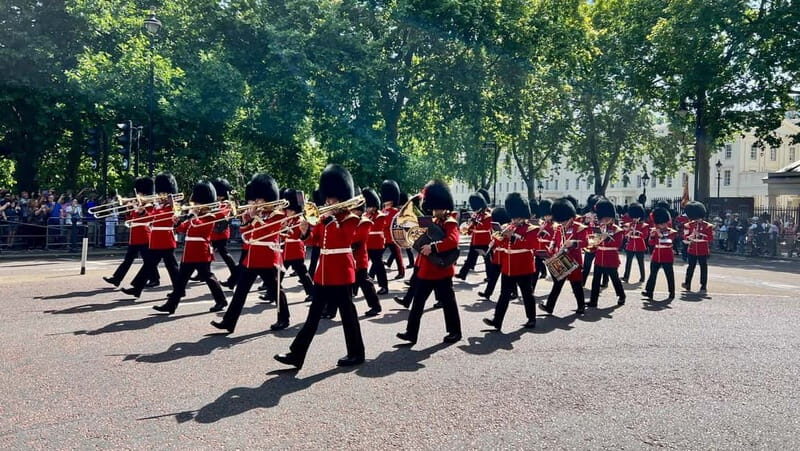 Changing of the Guard at Buckingham Palace Walking Tour - Finding the meeting point at Waterloo Place (and getting oriented fast)