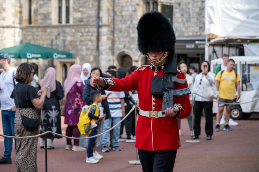 Changing of the Guard Experience in London - Buckingham Palace Photo Stop: Where You Build Your View