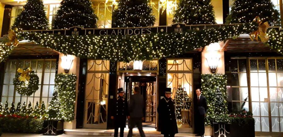 Christmas Lights Taxi Tour with Hotel Pickup - The driver-guide element: why commentary changes the whole trip