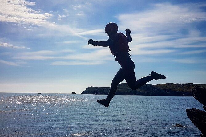 Coasteering (Cliff Jumping, Scrambling, Wild Swimming) on Anglesey - The Real Rhythm of a 3-Hour Coasteering Session