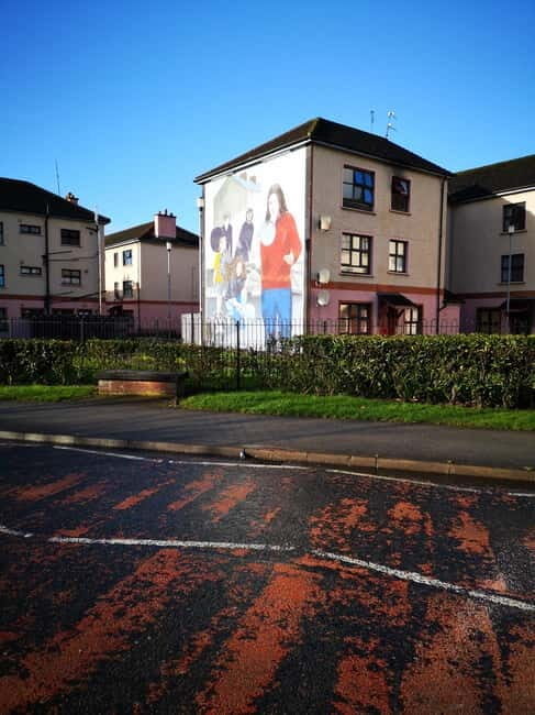 Derry City: The Bloody Sunday Story Walking Tour - Bogside Murals: Reading Memory in Paint