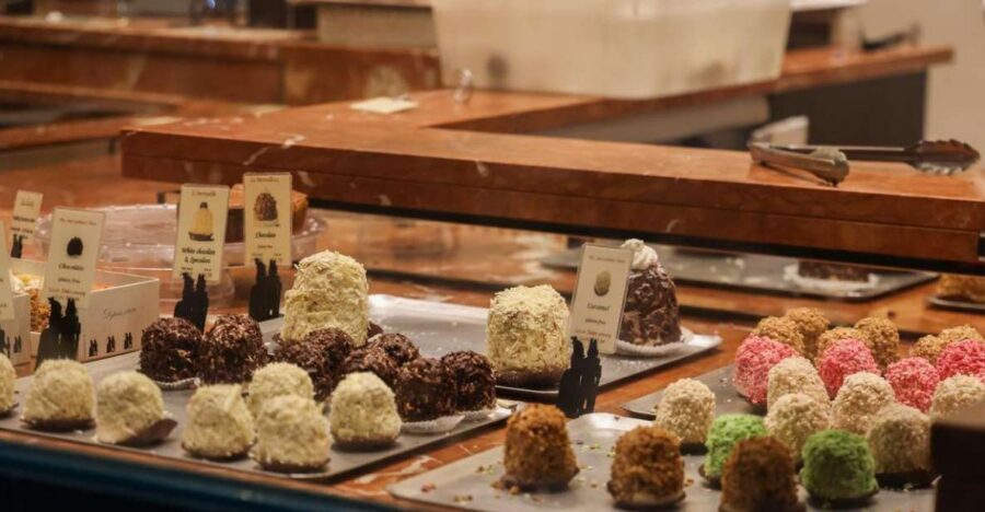 Eating London: Heart Of 'The City' Food Tour - Stop by stop: pies, fish, oysters, chophouse, and a chocolate choice