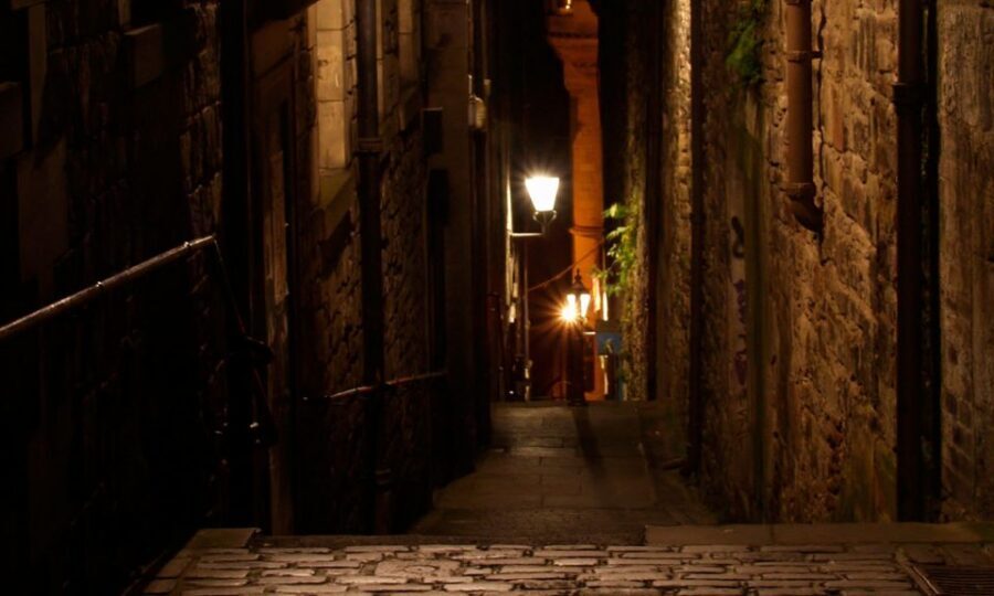 Edinburgh: 2-Hour Ghost Tour in Italian - Price and value: what you pay for (and what you don’t)
