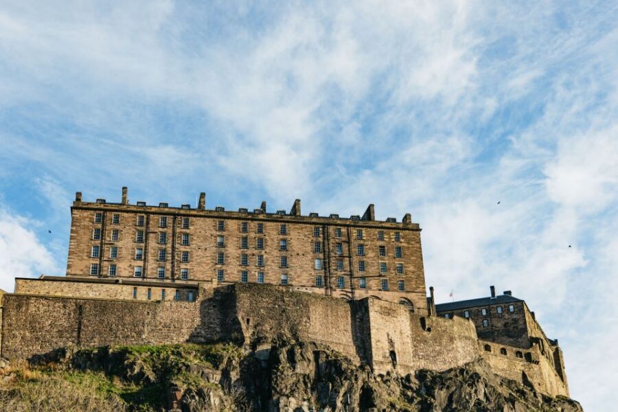 Edinburgh: 3-Hour Guided Walking Tour - Deacon Brodie’s Tavern and Brodie’s Close: a break with character