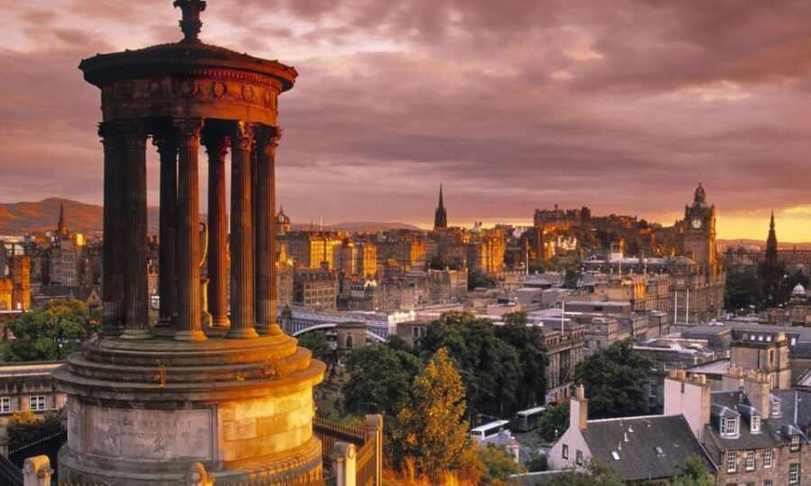 Edinburgh: 3-Hour Historical Walking Tour in Italian - St Giles’ Cathedral and the Royal Mile’s gray spire: the city’s “main stage”