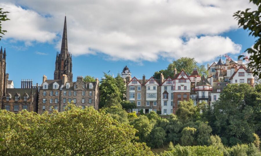 Edinburgh: 3-Hour Historical Walking Tour in Italian - Heart of Midlothian Mosaic and David Hume: philosophy meets street life
