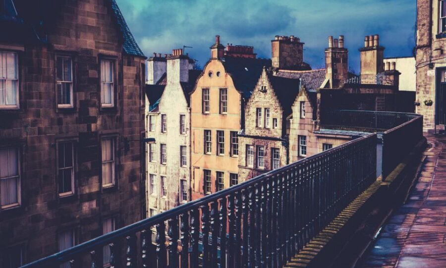 Edinburgh: 3-Hour Historical Walking Tour in Italian - Grassmarket: a quick pause with snacks and a darker edge nearby