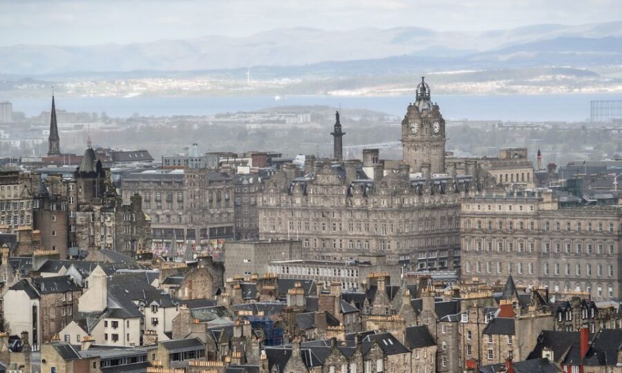 Edinburgh: 3-Hour Historical Walking Tour in Italian - Greyfriars Kirkyard: executions, hauntings, and Harry Potter connections