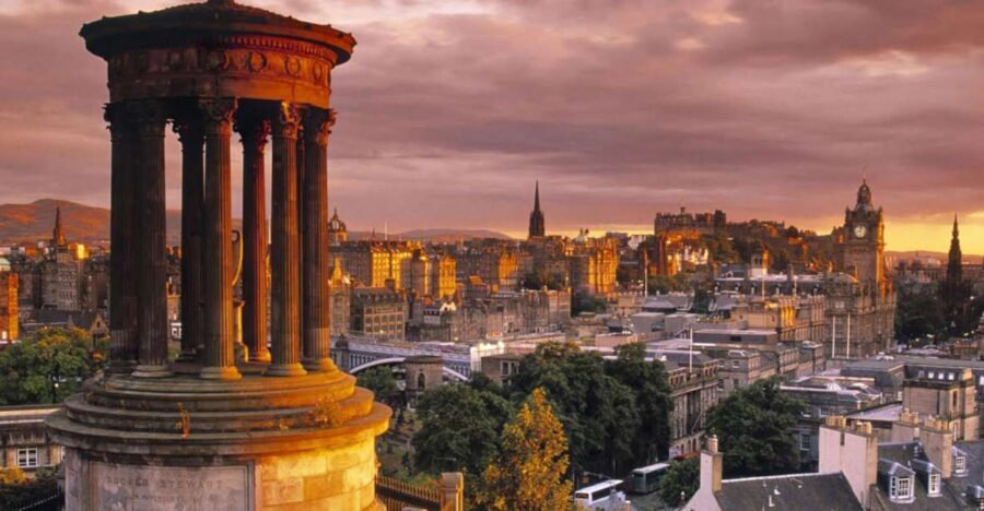 Edinburgh: 3-Hour Historical Walking Tour in Italian - City Chambers to Mercat Cross: starting with power, trade, and symbols