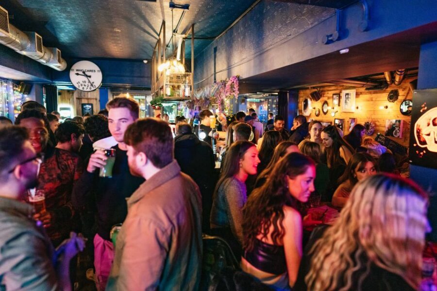 Edinburgh: 7 Bar Pub Crawl with 7 Shots & Discounts - Free shots: what’s included, what to watch for