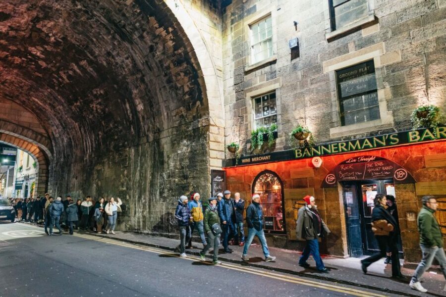Edinburgh: 7 Bar Pub Crawl with 7 Shots & Discounts - Guides and group vibe: why it works for solo travelers