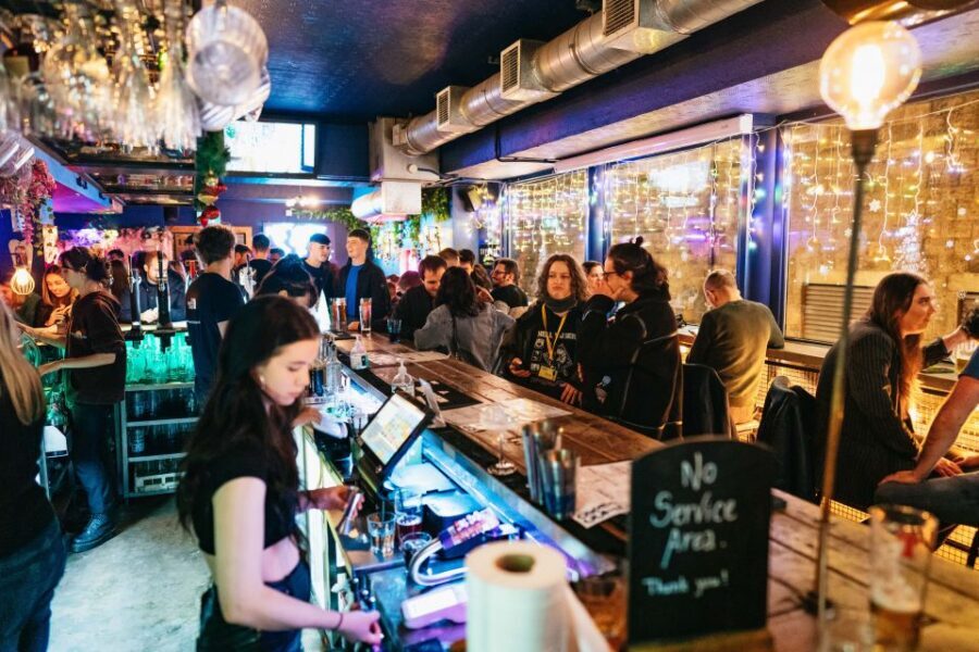 Edinburgh: 7 Bar Pub Crawl with 7 Shots & Discounts - Crowds, queues, and the last stretch to 1AM