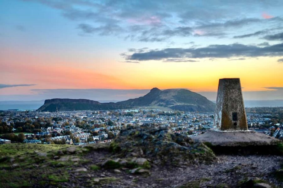 Edinburgh: Arthur's Seat Hike with Mountain Guide - The first hour on foot: leaving the crowds and heading into Holyrook Park