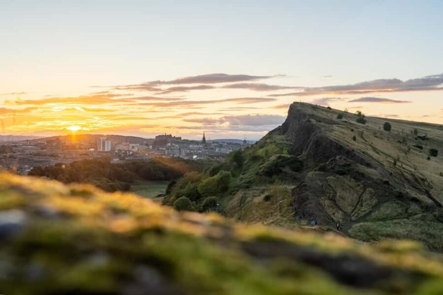Edinburgh: Arthur's Seat Hike with Mountain Guide - Start at Holyroodhouse: your hike begins in the palace zone