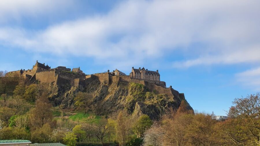 Edinburgh Castle: 120-Minute In-Depth Tour with Expert Guide - What makes this 120-minute castle tour work