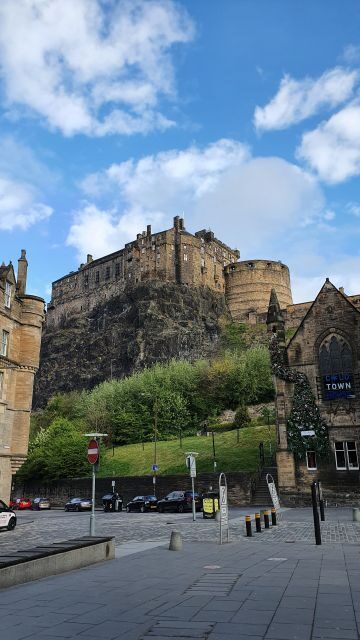 Edinburgh Castle: 120-Minute In-Depth Tour with Expert Guide - Meeting by the High Court: start where locals actually orient