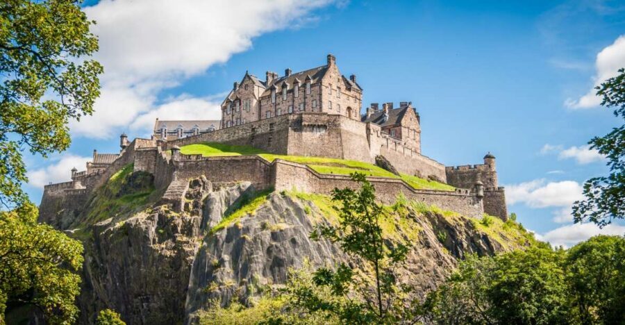 Edinburgh Castle: 120-Minute In-Depth Tour with Expert Guide - Gatehouse and heavy artillery stops: the war machine is real