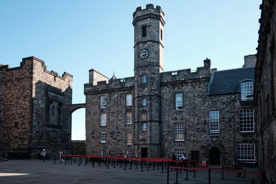 Edinburgh: Castle Guided Tour & Holyrood Palace Ticket - After the tour: using your time inside the castle complex wisely