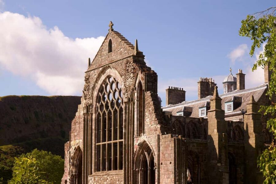 Edinburgh: Castle Guided Tour & Holyrood Palace Ticket - Meeting at Advocates Close: getting started without stress
